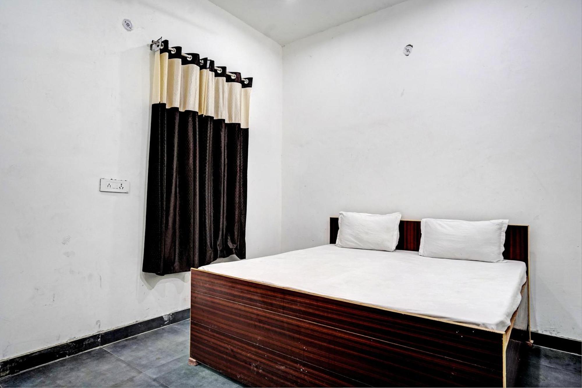 Oyo Double Ss Hotel Hathras Exterior photo