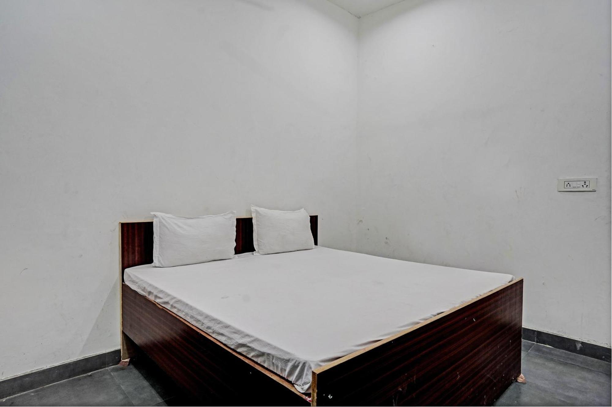 Oyo Double Ss Hotel Hathras Exterior photo