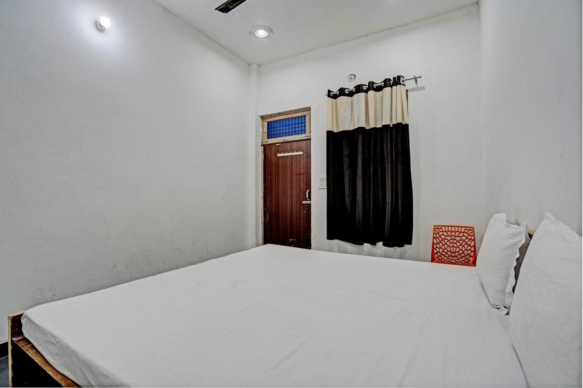 Oyo Double Ss Hotel Hathras Exterior photo