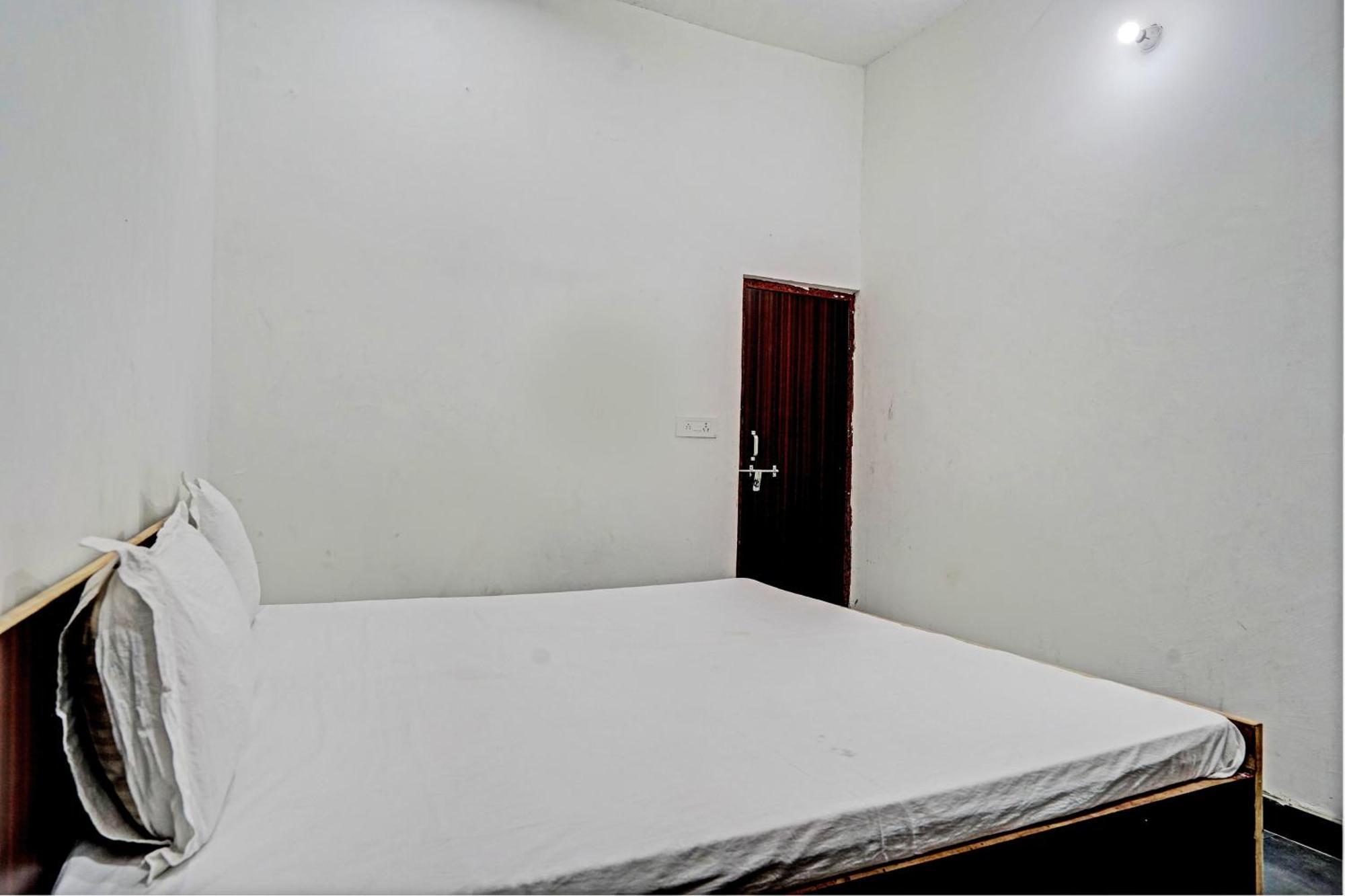 Oyo Double Ss Hotel Hathras Exterior photo