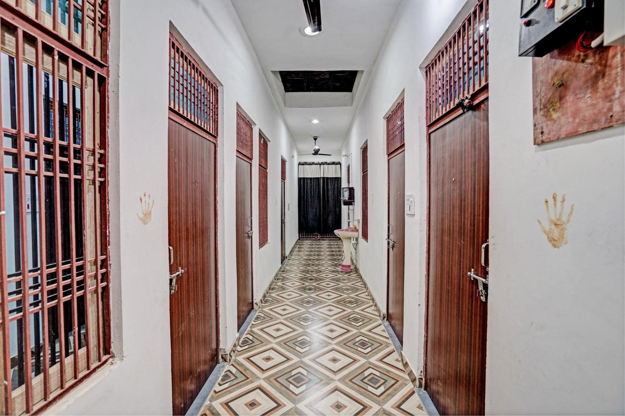 Oyo Double Ss Hotel Hathras Exterior photo